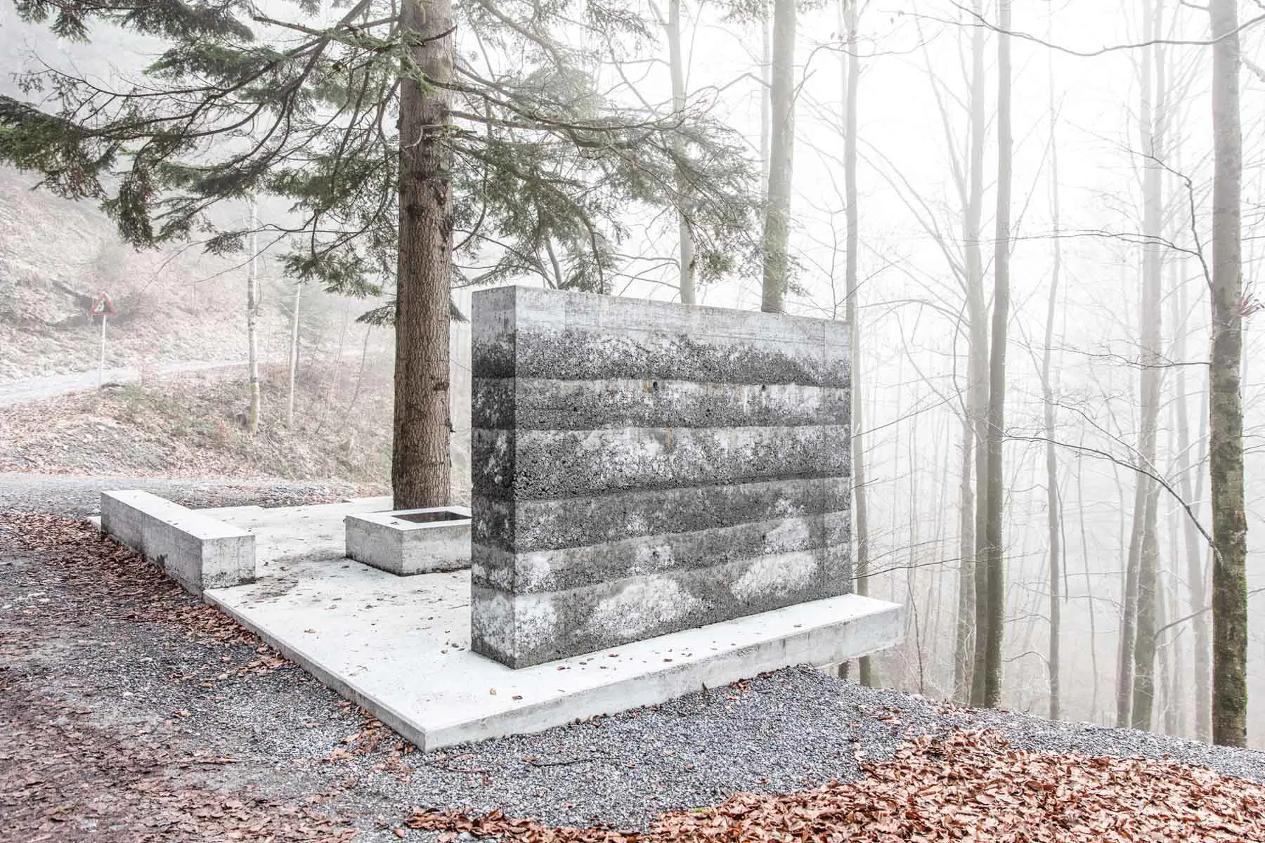 Die markant geschichtete Rückwand der neuen Masellahütte besteht aus Stampfbeton.