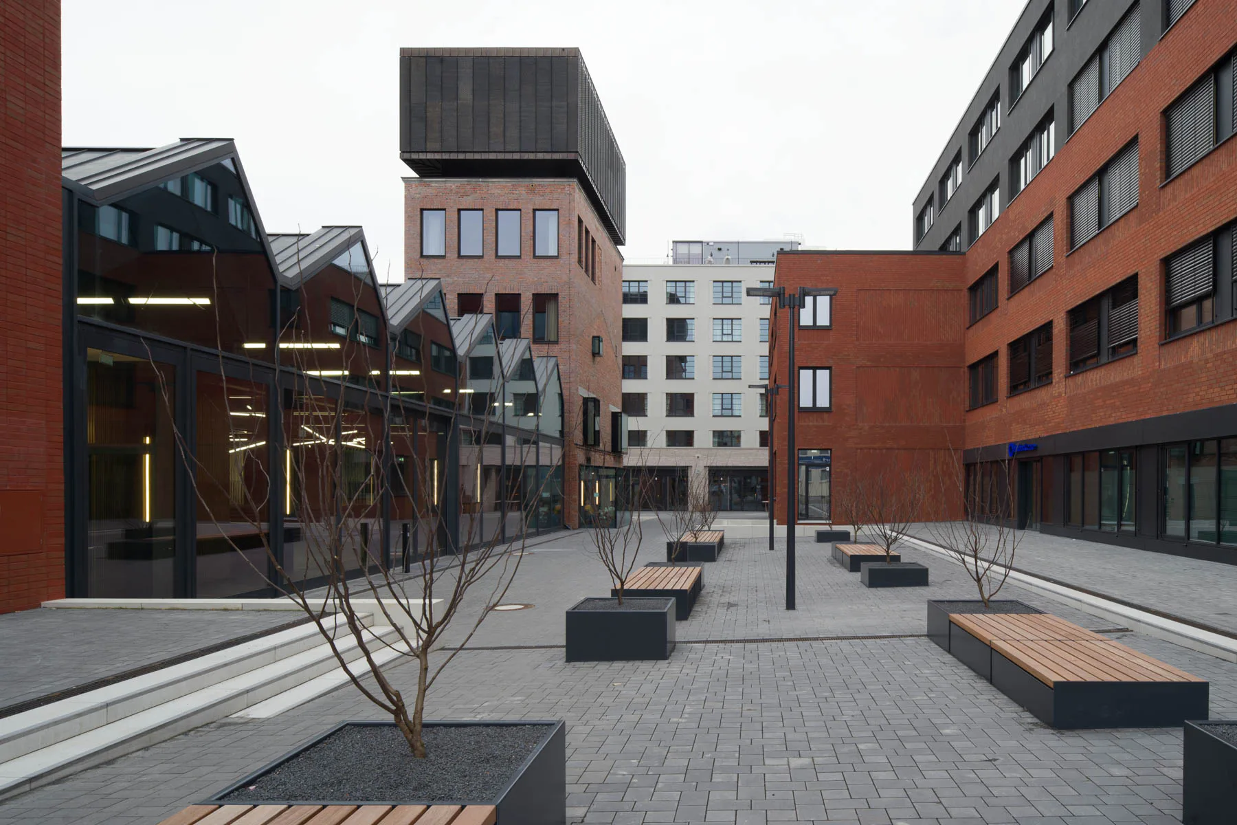 Das Gebäudeensemble umfasst das zentrale Haus 8, die Sheddachhalle und die ehemaligen Produktionsgebäude.