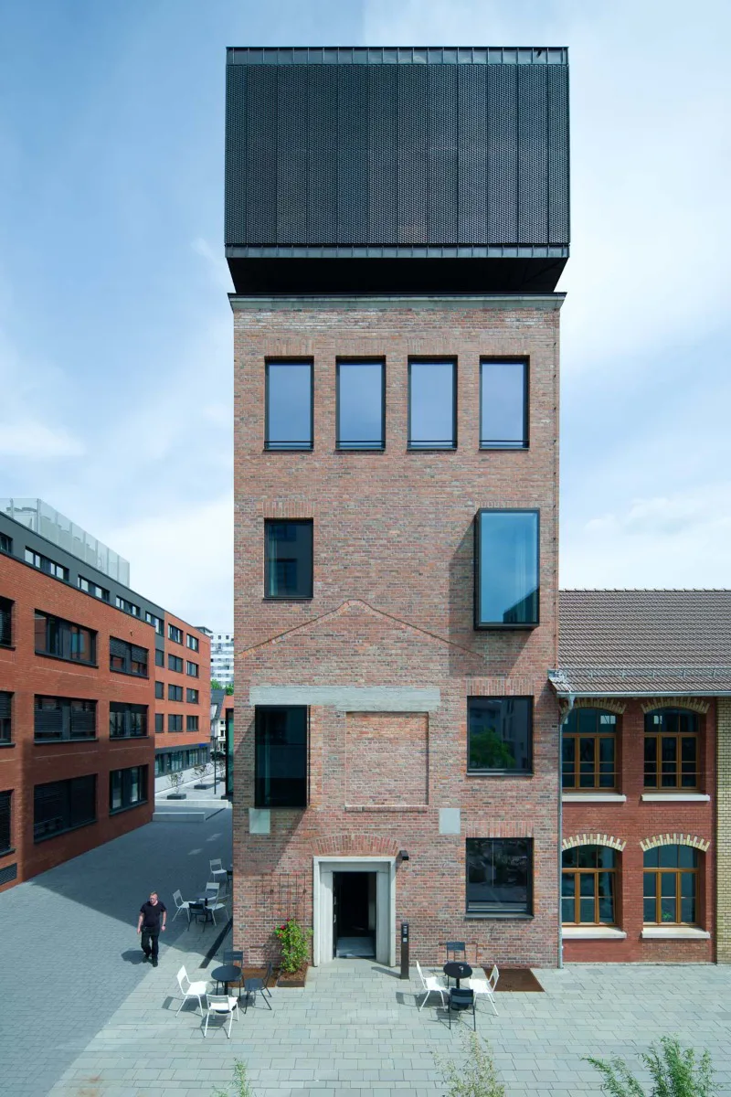 Das Haus 8 erhielt eine Aufstockung in Form eines gläsernen Kubus mit flexiblen Metallelementen.