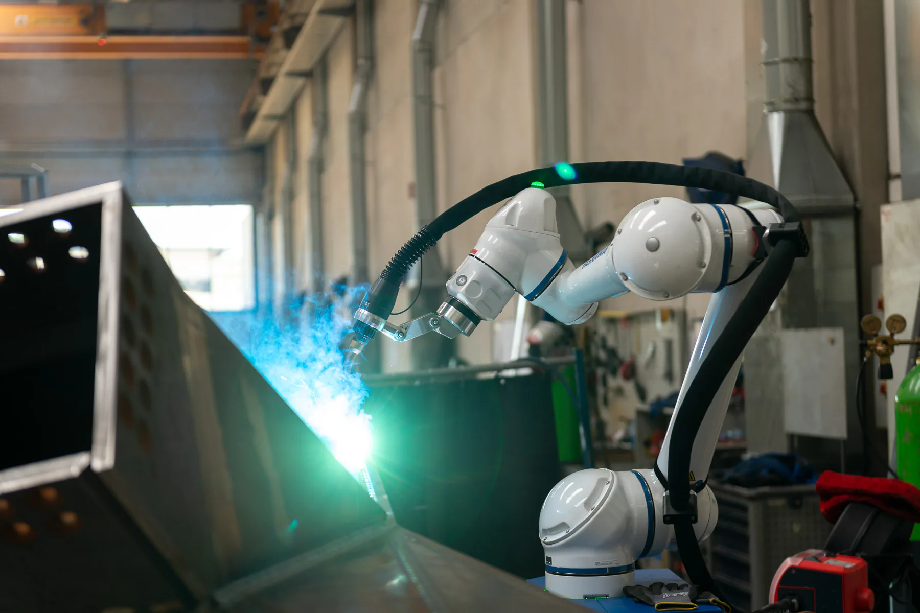 Vierkantrohre werden mit Hilfe von Cobots verschweißt.