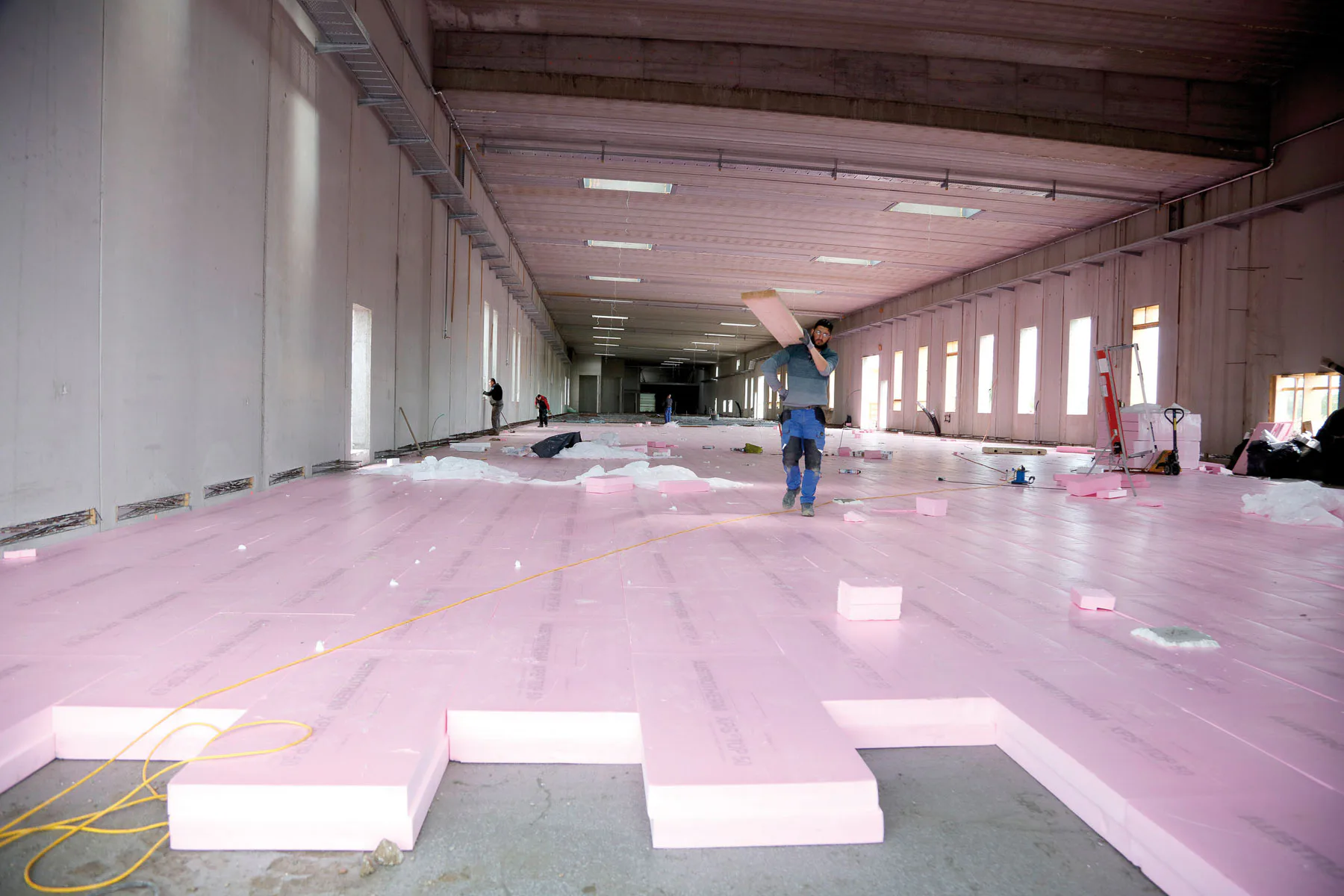 Vorteil für das Recycling: XPS wird oft nur lose verlegt wie hier in der neuen Produktionshalle von Austrotherm im österreichischen Purbach.