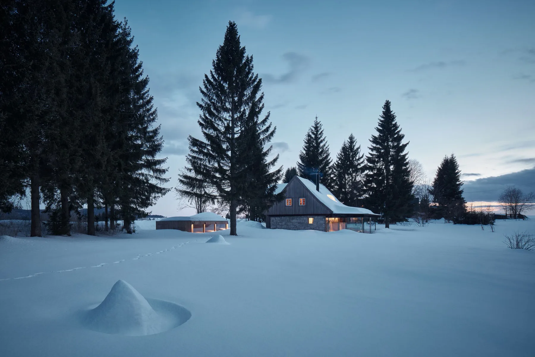 Das Wochenendhaus befindet sich nahe der Kleinstadt Polubný östlich von Liberec, an der polnischen Grenze.
