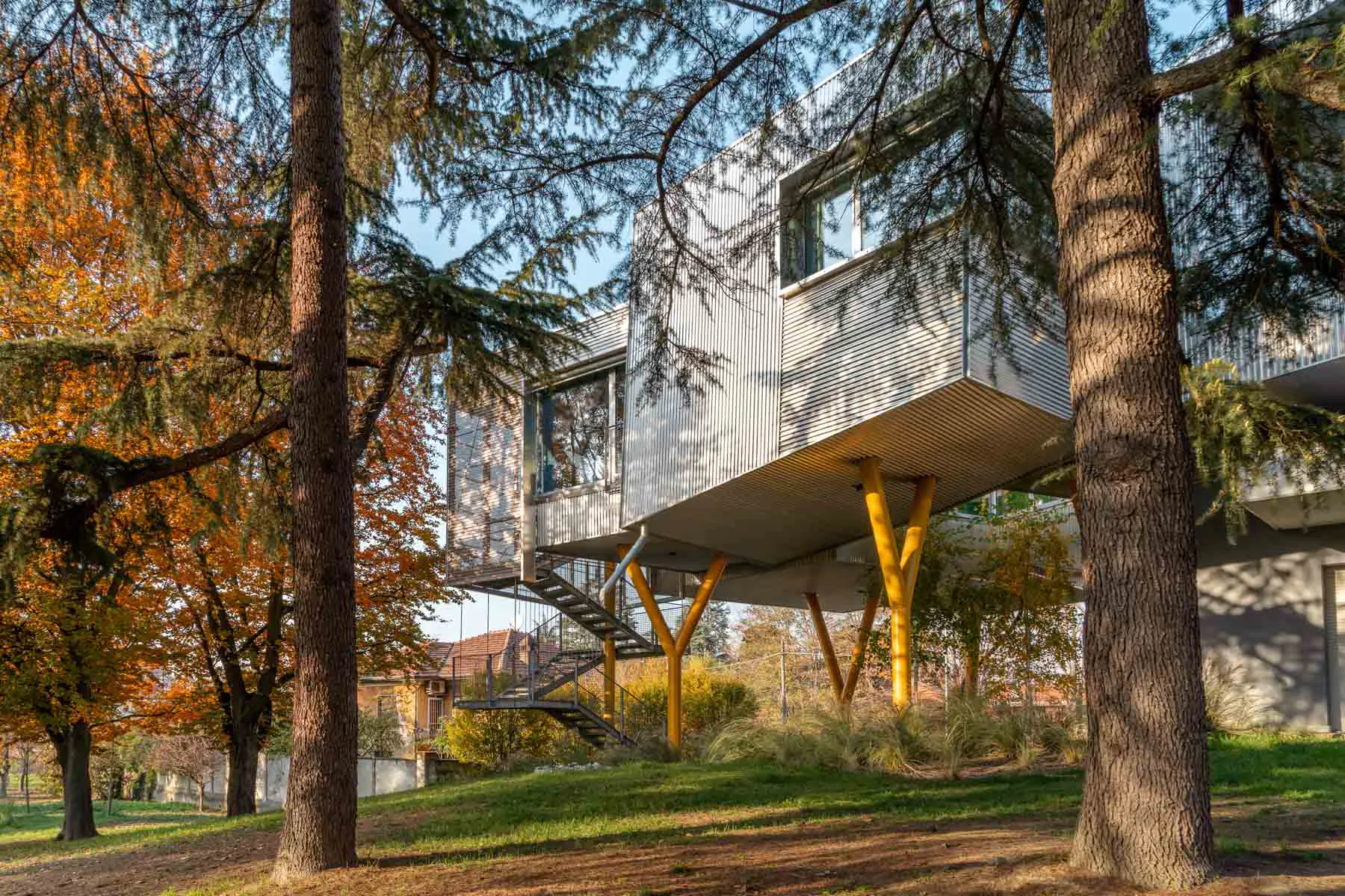 Das Wohnhaus steht auf einem parkartigen Grundstück in Cambiano südöstlich von Turin.