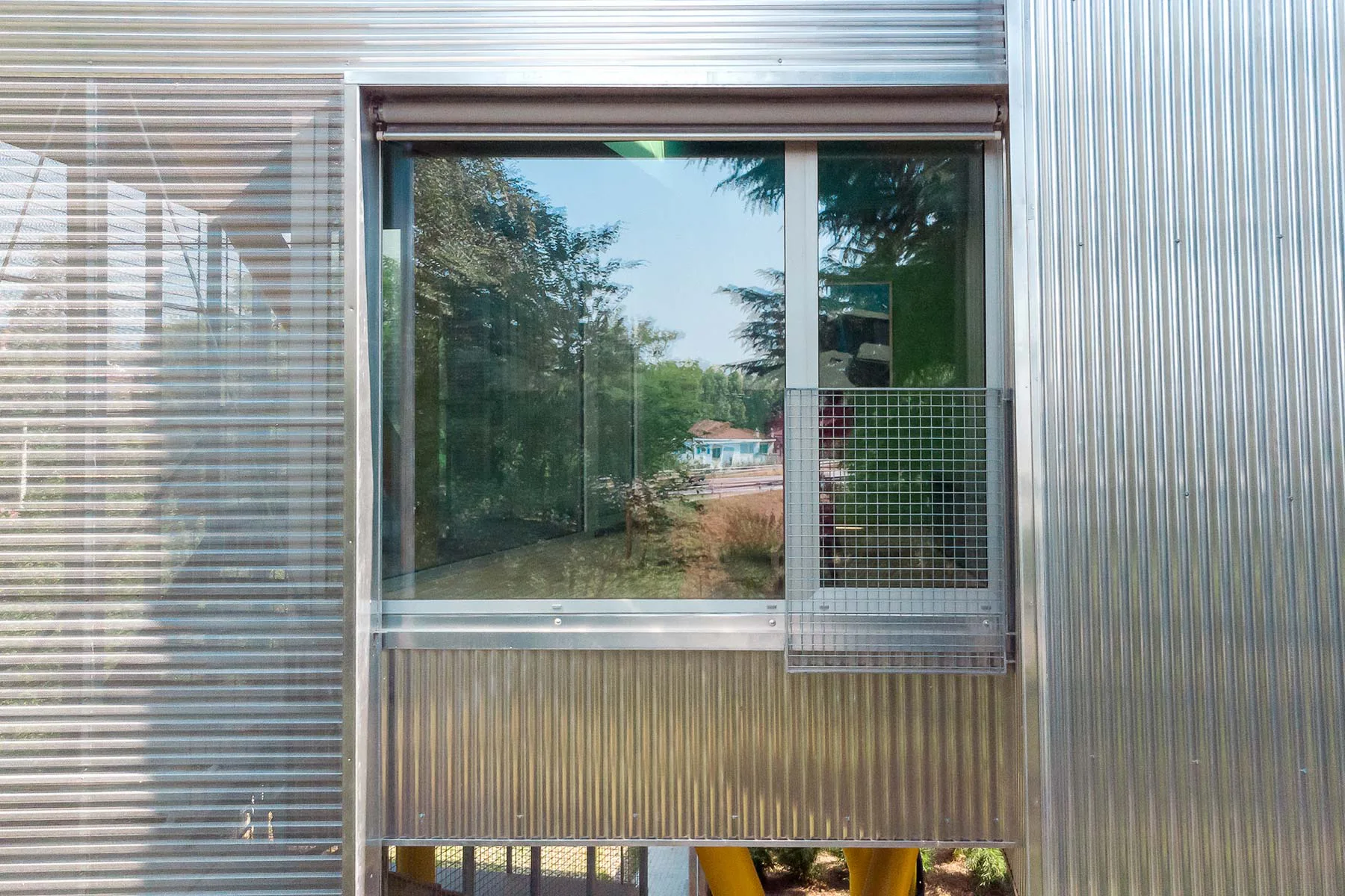 Die Fassade ist mit Aluminium-Wellblech verkleidet.