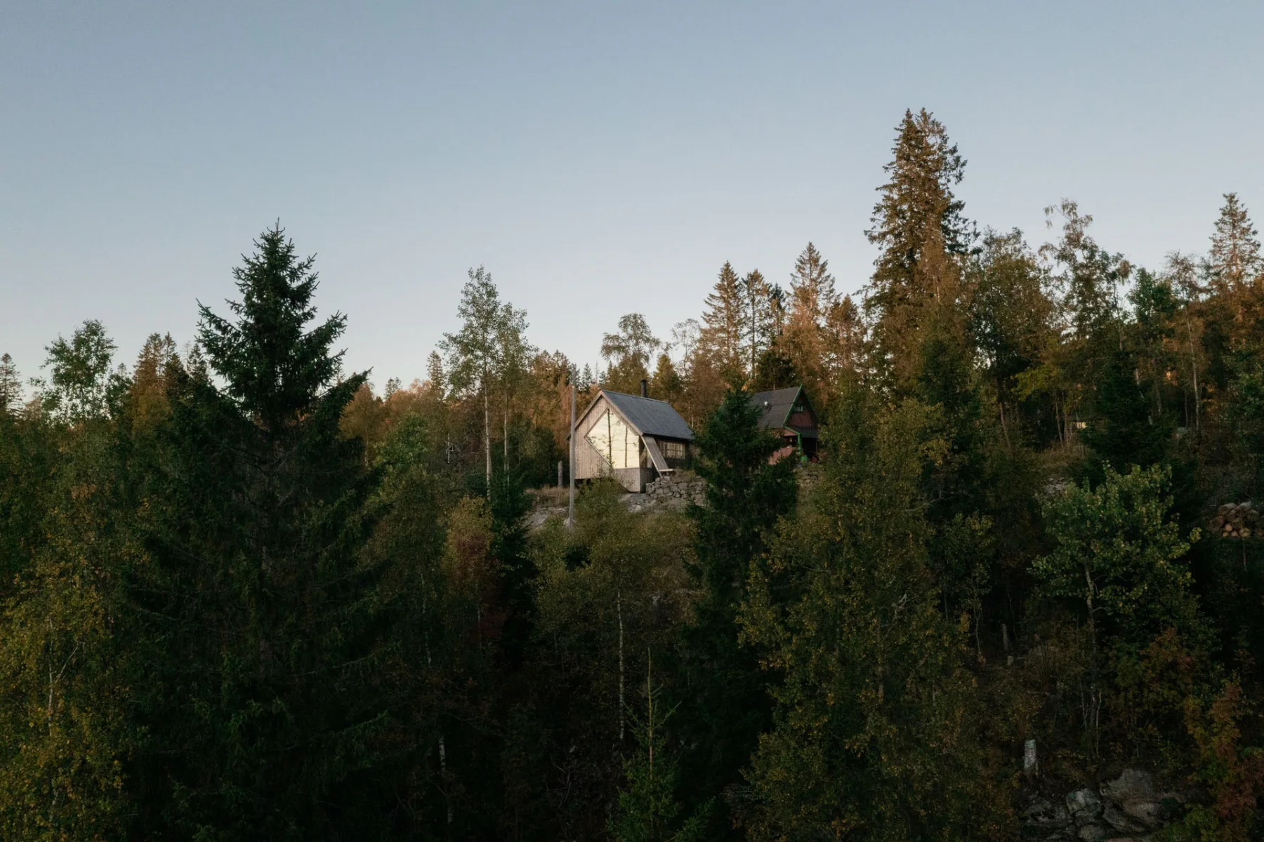 Die kleine Hütte von Rever & Drage bildet einen ruhigen Rückzugsort in Oslos Wildnis.
