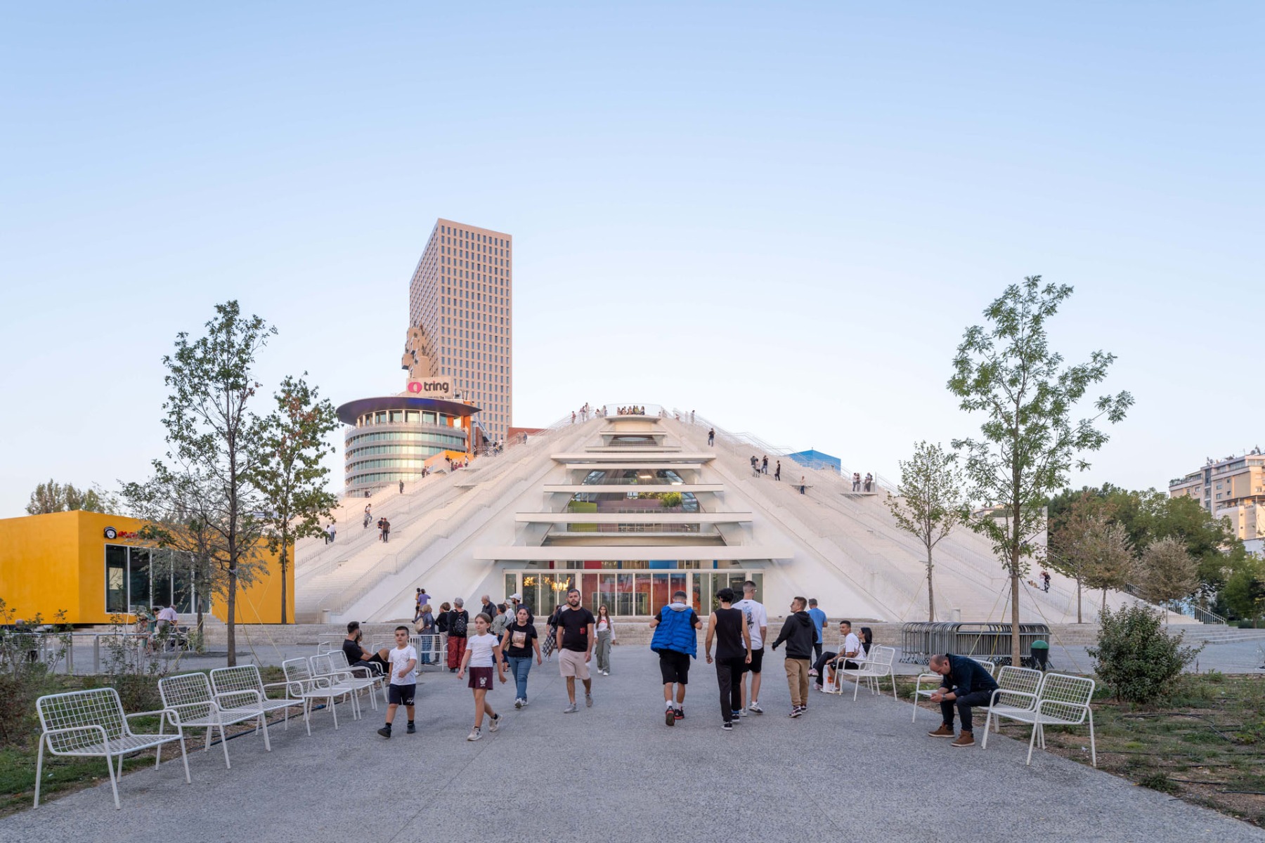 Metamorphose der Pyramide in Tirana von MVRDV