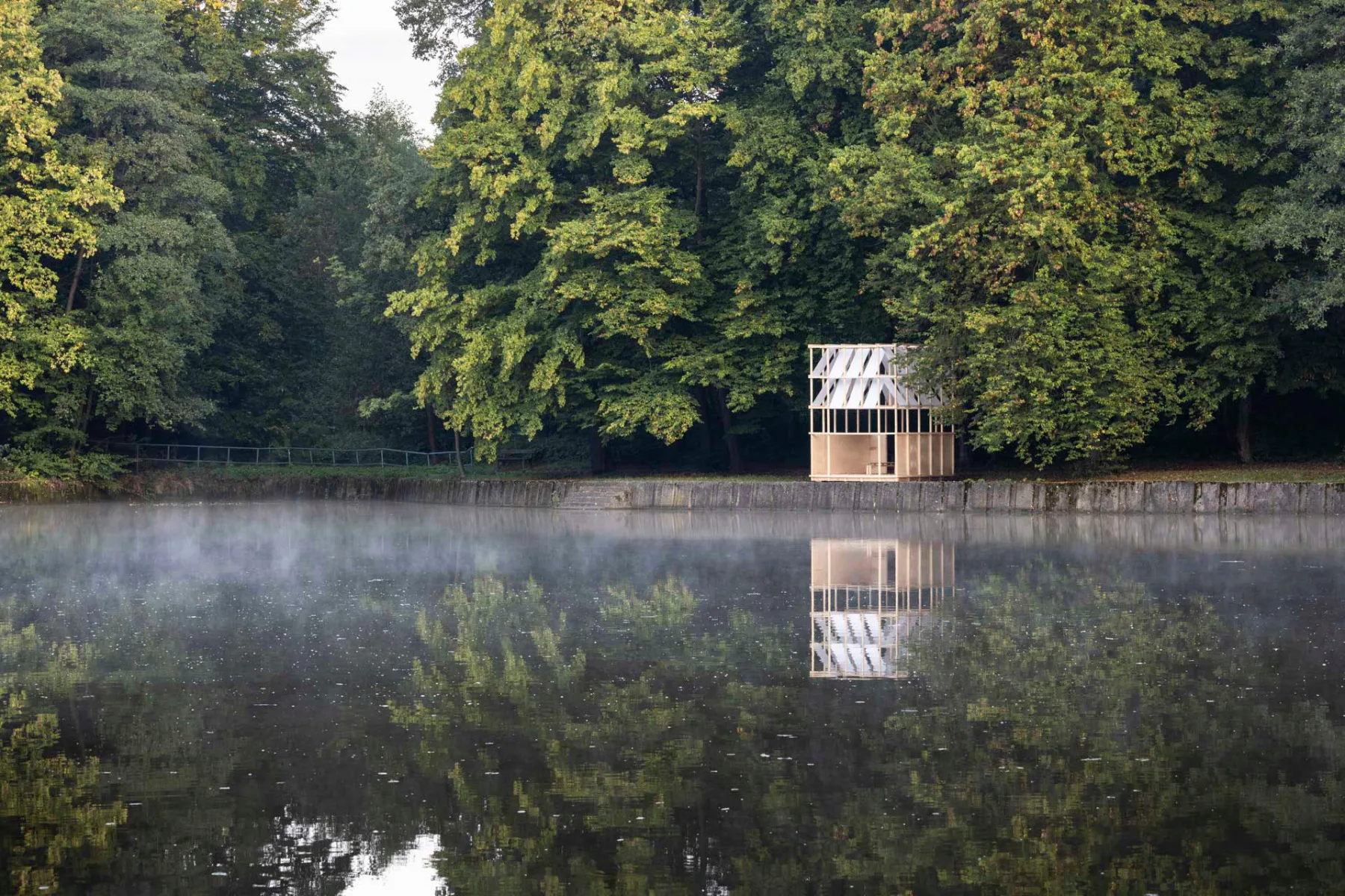 Das Teehaus von Grau Architects befindet sich am Ufer eines Sees in Český Těšín.