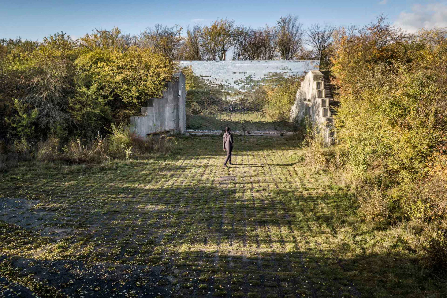 Hinter einem mit spiegelnden Elementen bekleideten Eingang verbirgt sich ein ehemaliger Bunker, in dem sich das Tierkrematorium „Ewige Jagdgründe“ befindet.