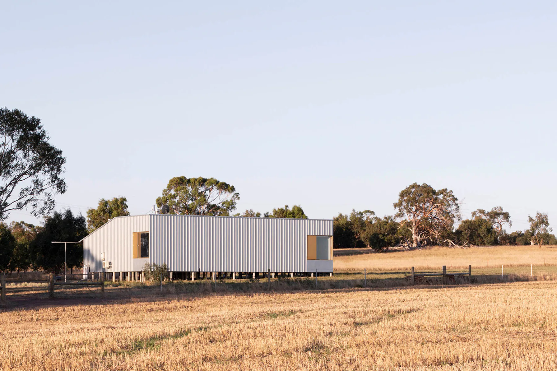 Wie vorläufig abgestellt steht die Spring Creek Road Farm auf den Feldern westlich von Melbourne.