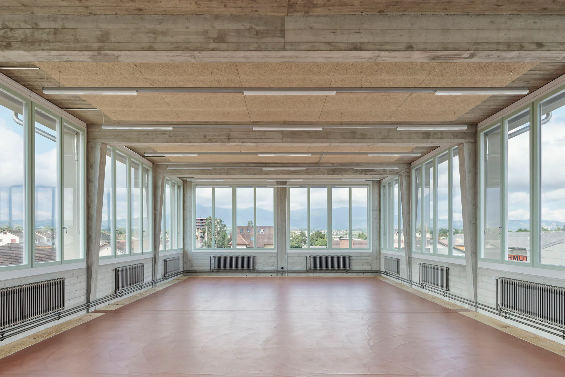 Hohe, schmale Räume prägen das Hauptgebäude der Fabrik bis heute. Patina ist ein selbstverständlicher Teil der Architektur.