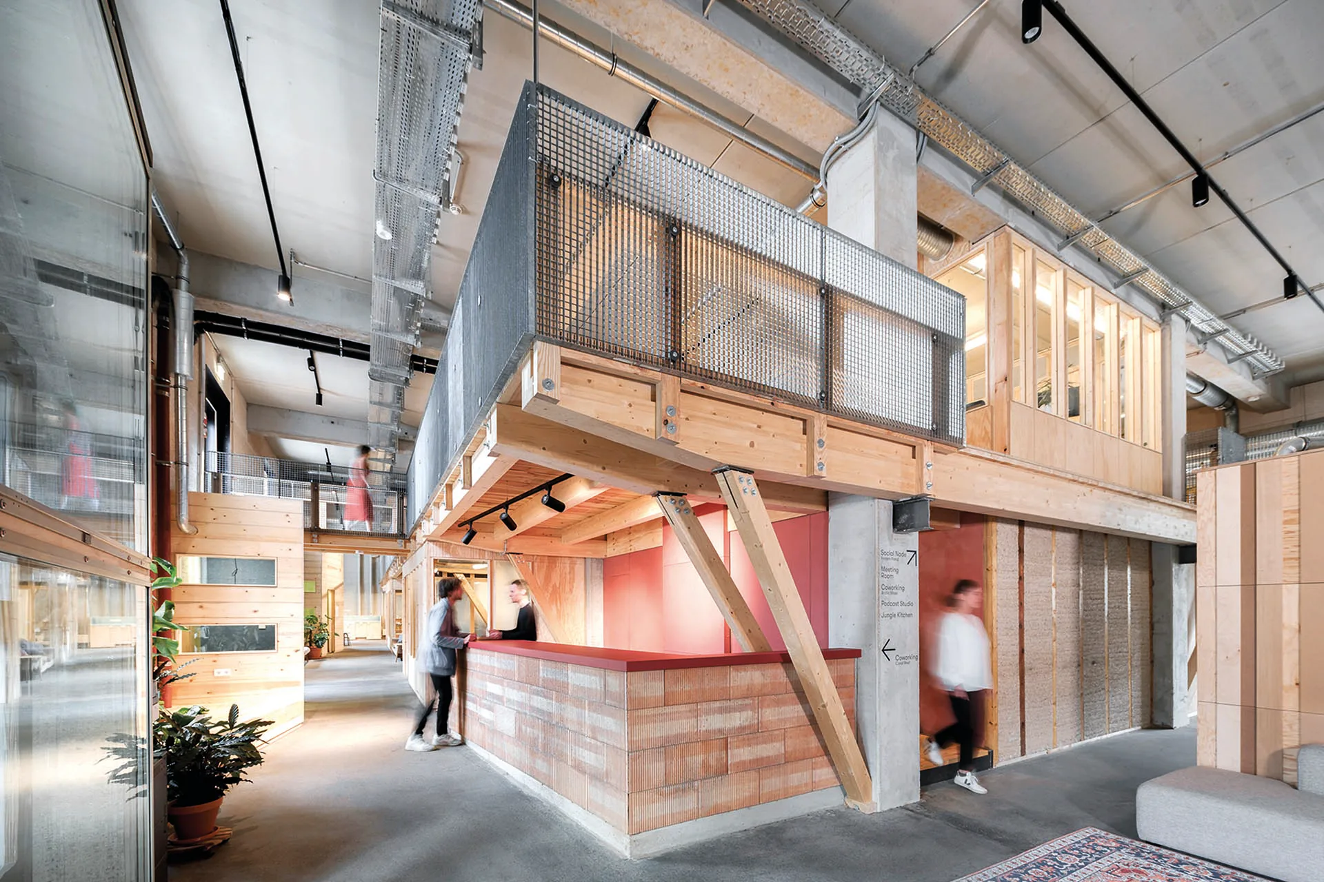 Impact Hub at CRCLR House in Berlin: Eine neu eingezogene Galerie aus Holz gliedert die ehemalige Lagerhalle in zwei Ebenen.