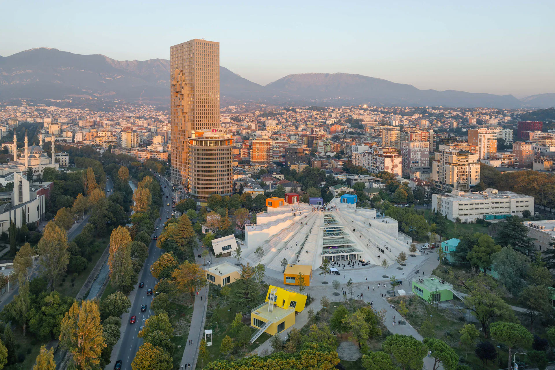 Die Pyramide ist nur wenige 100 m vom zentralen Skanderbeg-Platz entfernt.