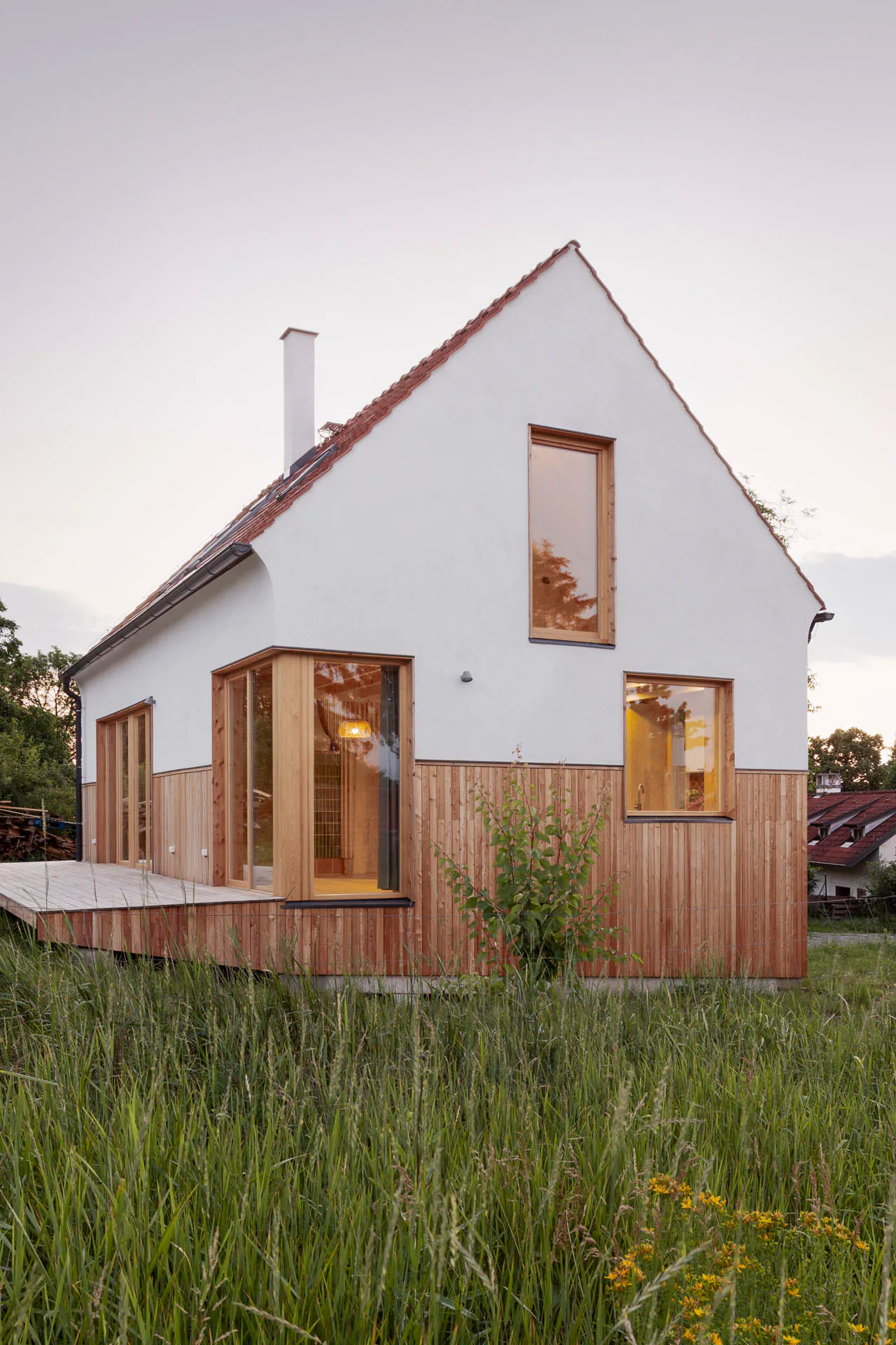 Das Einfamilienhaus besteht weitgehend aus lokalen und natürlichen Baumaterialien.