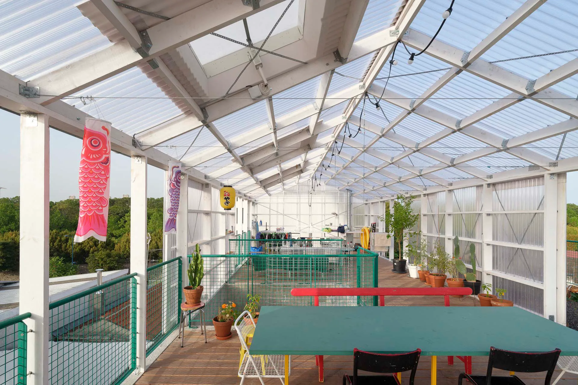 Die überdachte Dachterrasse dient als Gemeinschaftsraum mit Wasch- und Gemeinschaftsküche.
