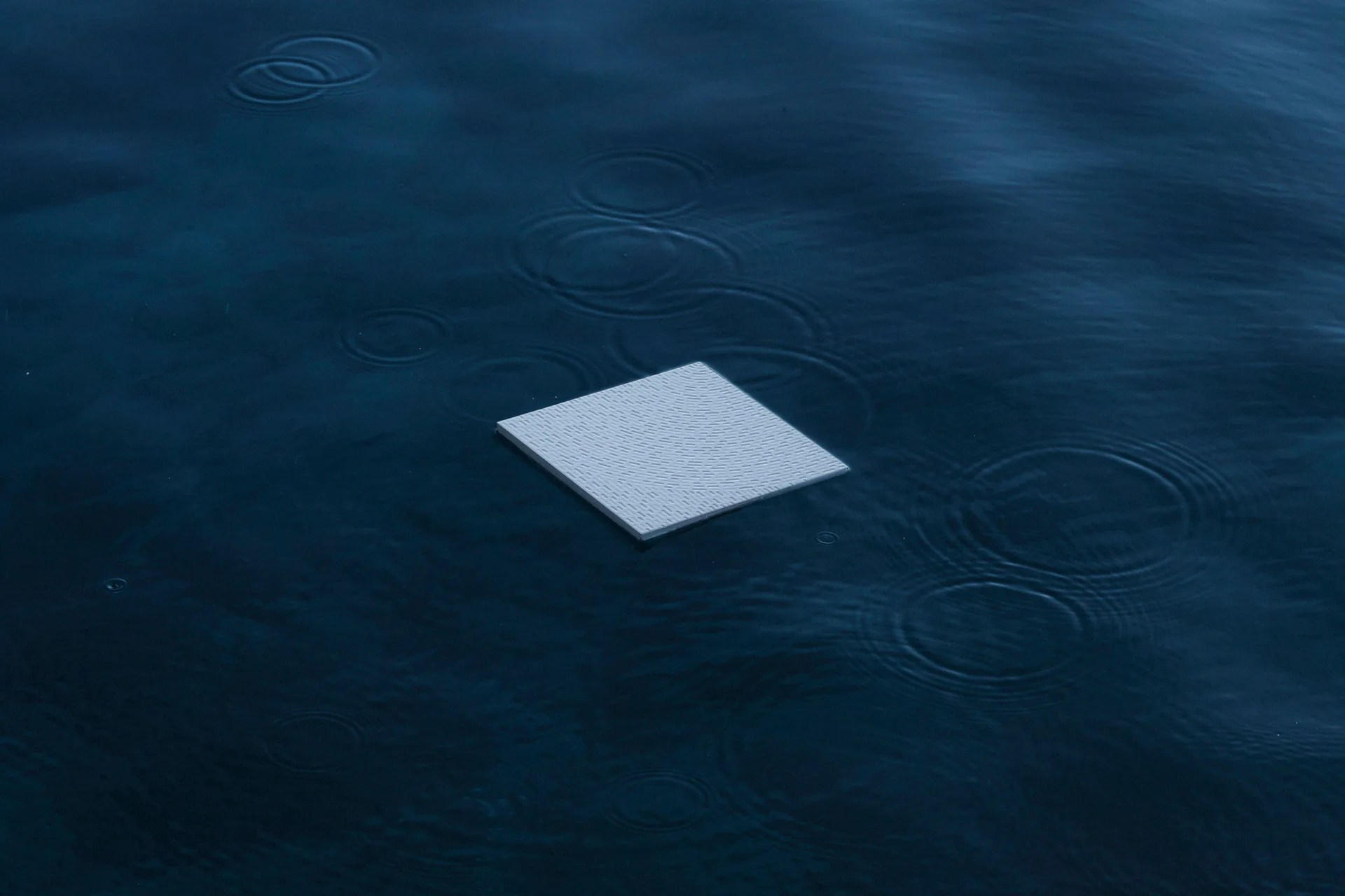 Windy: eine Fliesenoberfläche wie das vom Wind gekräuselte Wasser.