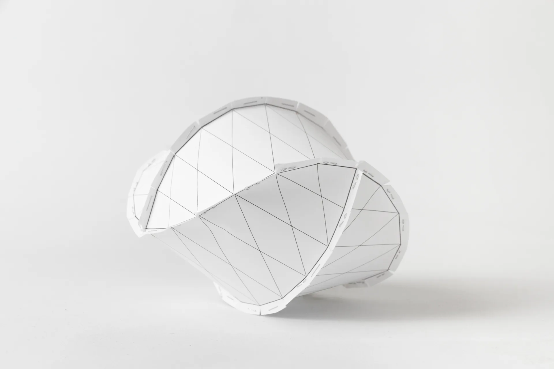 In der Installation "Sense of Surface" des Londoner Designstudios Raw-Edges, geleitet von Yael Mer und Shay Alkalay, erhalten Oberflächen eine vielseitige Dimension.