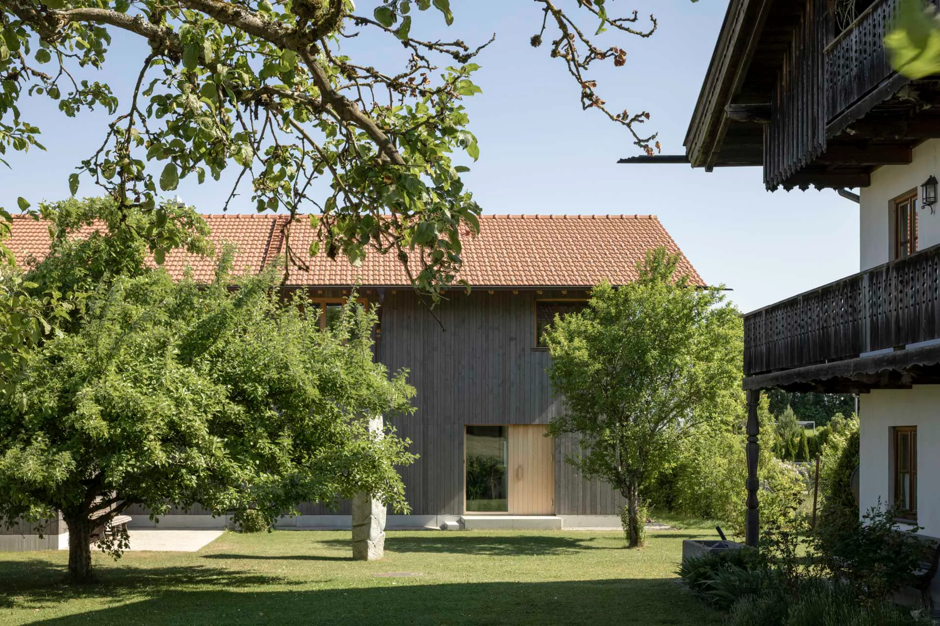 Im Norden öffnet sich das Haus zum elterlichen Garten.