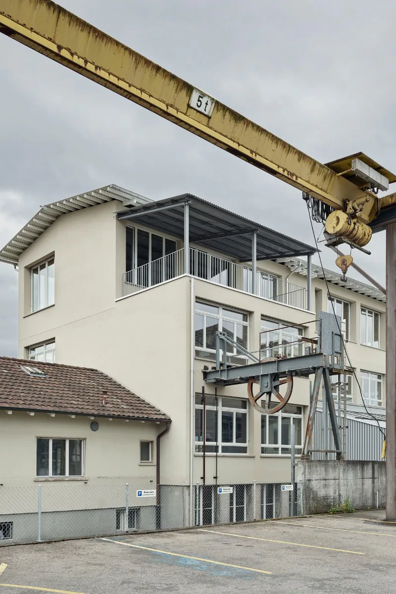 Dachauskragungen aus Wellblech führen die filigrane Formensprache der 1950er-Jahre-Architektur fort.