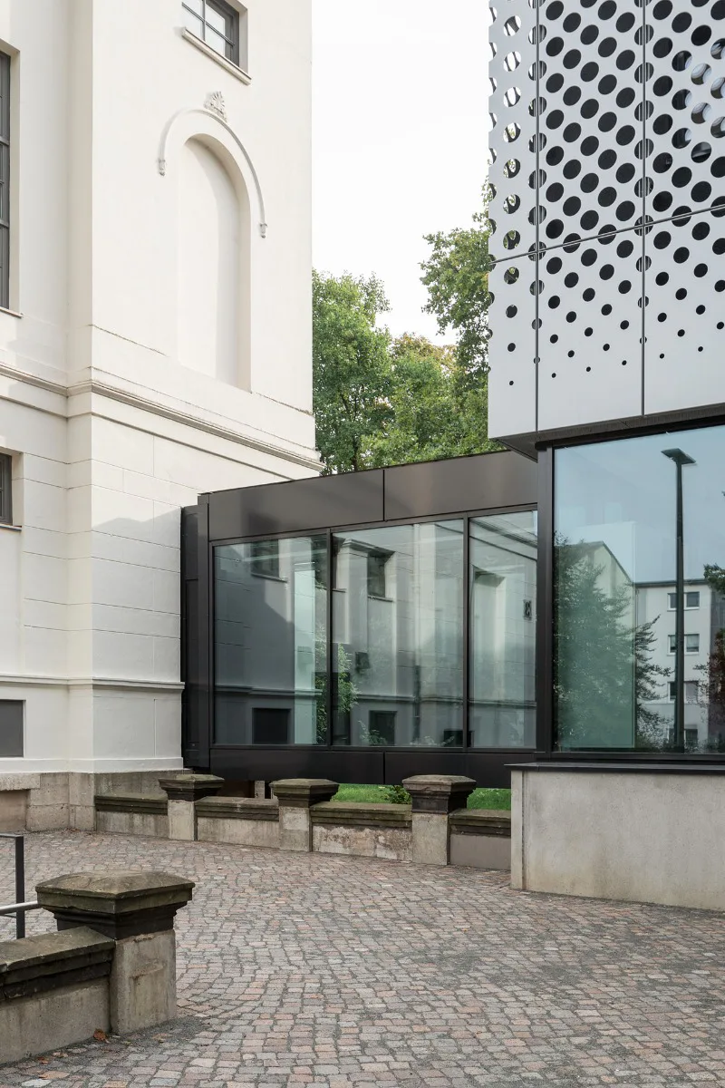 Mit zwei Glasbrücken dockt die Bibliothek an ihre Nachbarn an.