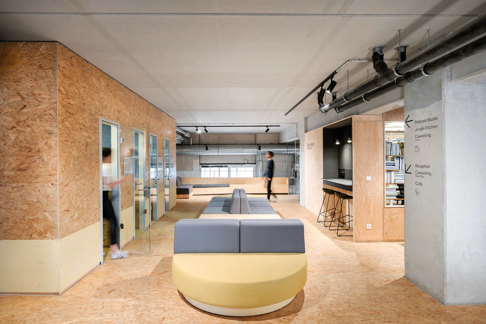 Impact Hub at CRCLR House in Berlin: Beim Innenausbau kamen kreislauffähige Materialien, rückbaufähige und sortenreine Konstruktionen und einfache Standards zum Einsatz.