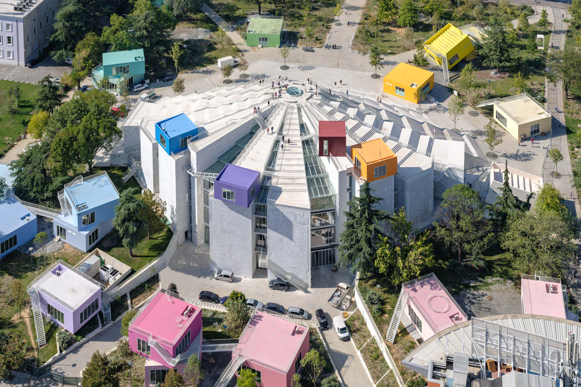 Die Boxen in und an der Pyramide haben kräftigere Farben, die weiter entfernt stehenden Kuben sind in Pastelltönen gehalten.