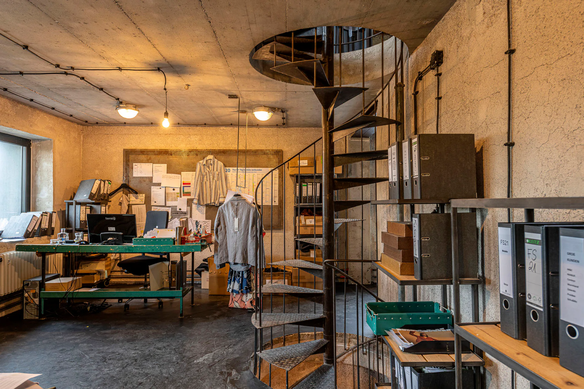 In den Obergeschossen entstehen die Modekollektionen. Nach wie vor verbindet eine stählerne Wendeltreppe alle Geschosse miteinander.