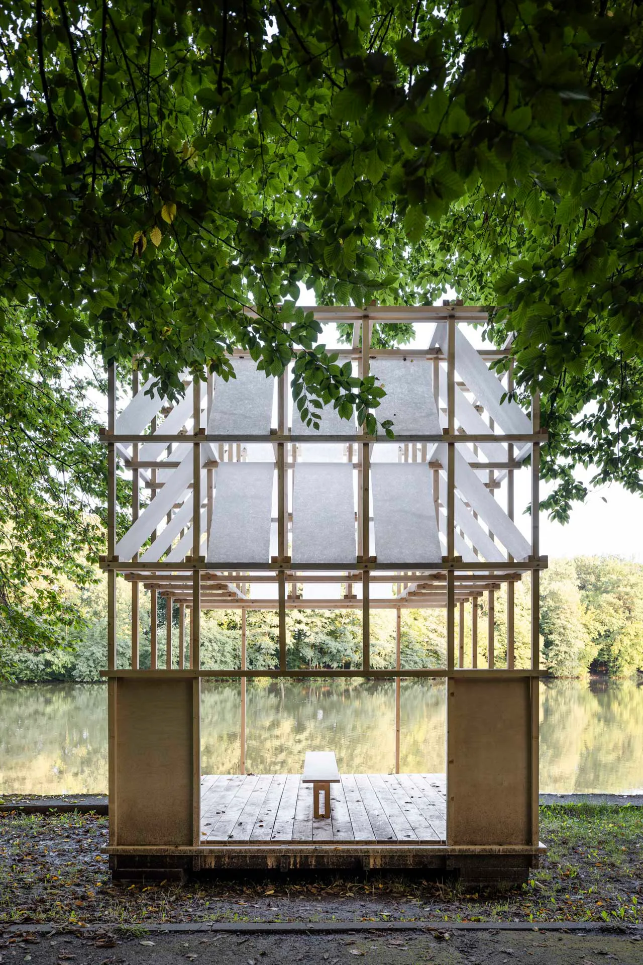 Teehäusern der traditionellen japanischen Architektur waren Vorbilder für den Pavillon.