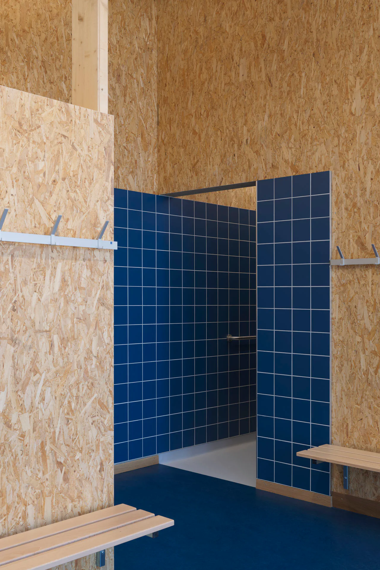 Unterschiedliche Farben von Fliesen und Linoleum tragen zur vertikalen Orientierung bei.
