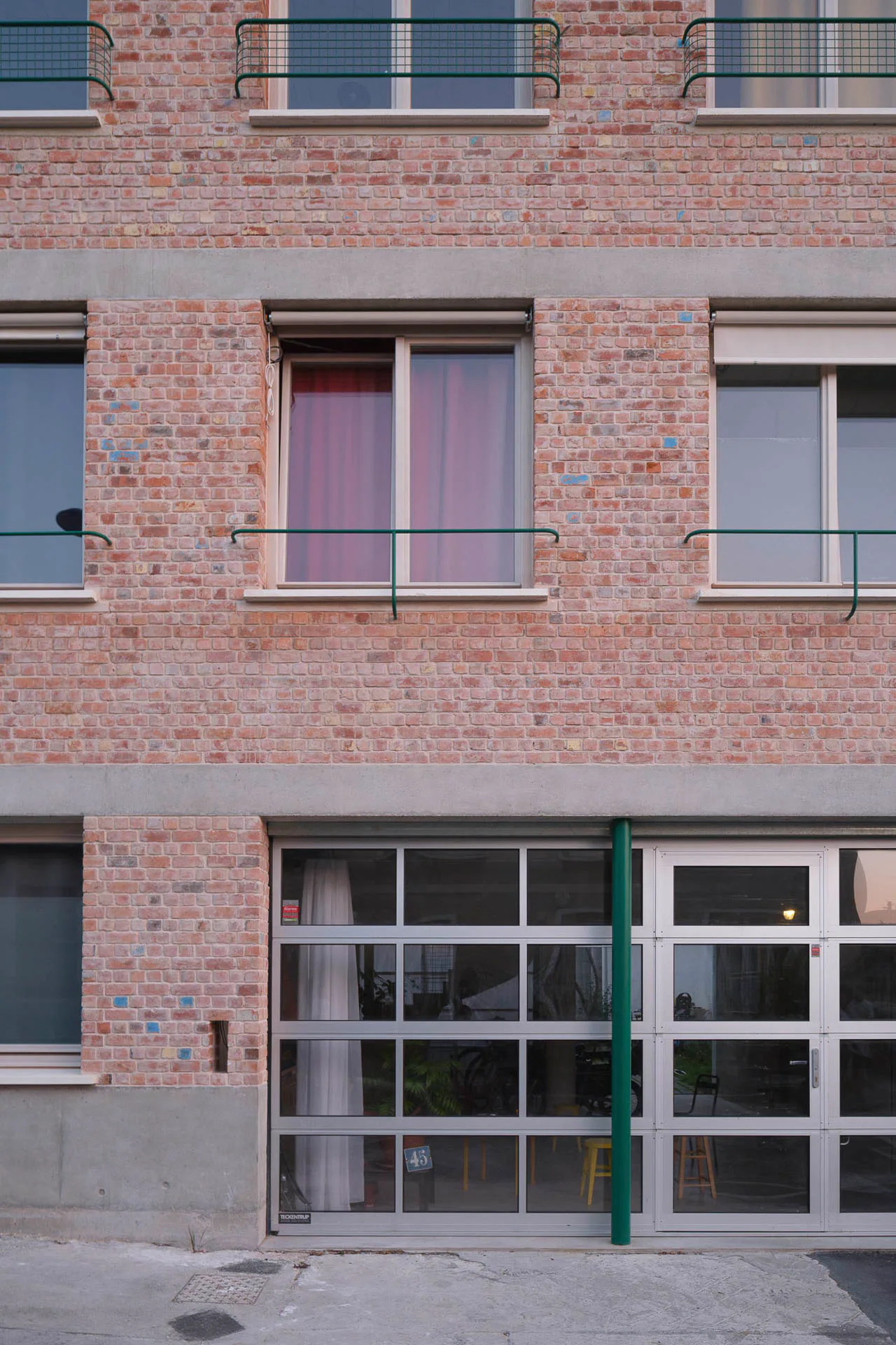 Wiederverwendete Ziegel aus Belgien an der straßenseitigen Fassade