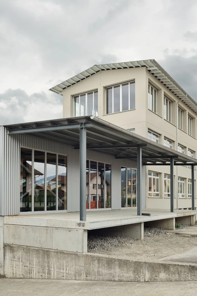 Dachauskragungen aus Wellblech führen die filigrane Formensprache der 1950er-Jahre-Architektur fort.