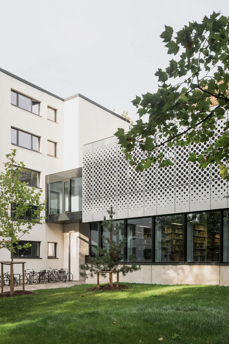 Im Erdgeschoss heftet sich die Bibliothek an die Villa und im Obergeschoss an das ehemalige Wohnheim und heutige Verwaltungsgebäude.