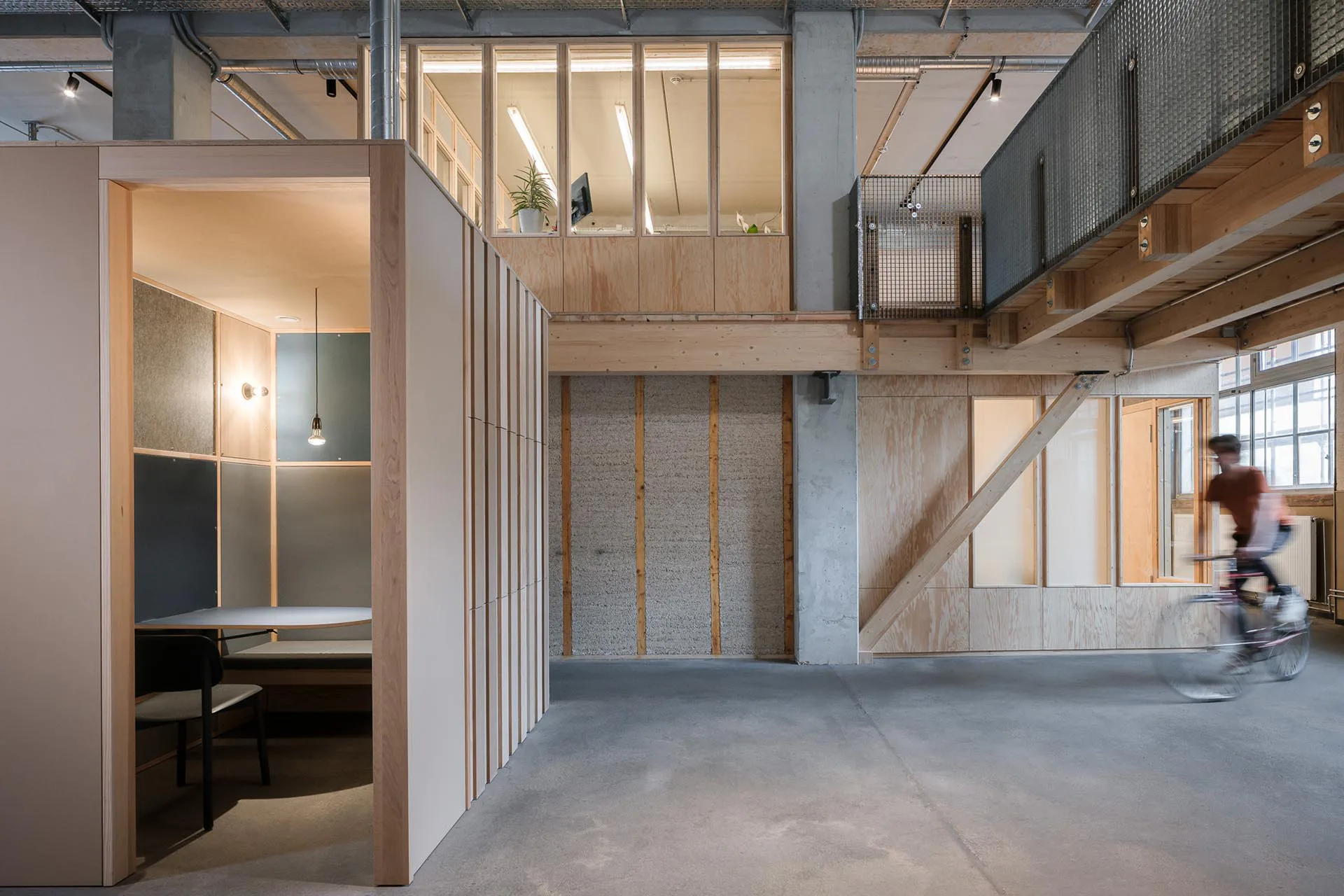 Impact Hub at CRCLR House in Berlin: Rund 70 % der verwendeten Materialien und Produkte sind wiederverwendet, recycelt oder nachwachsend.