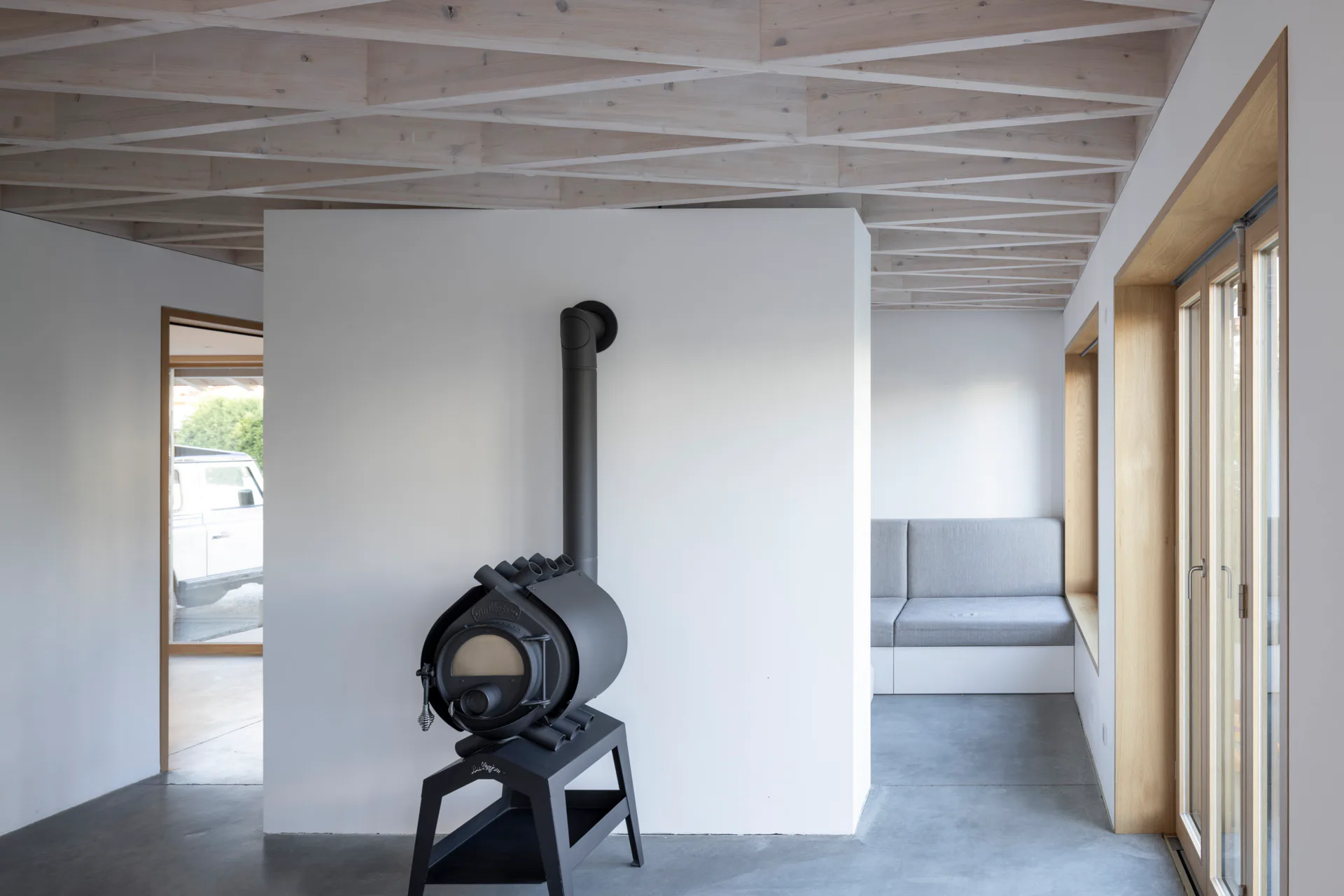 Dem Küchenblock gegenüber bildet ein Holzofen einen ungewöhnlichen Blickfang im Esszimmer.