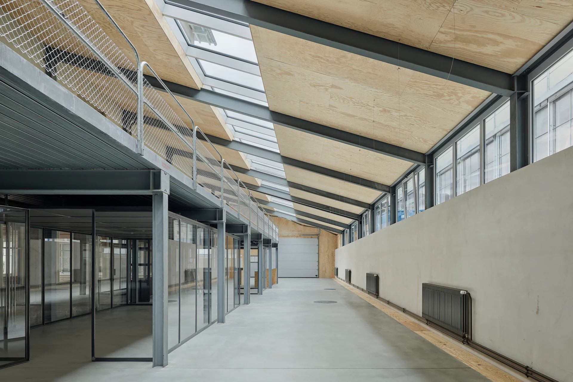 Neue Fenster und Oberlichter in der Halle sorgen für ausreichend Tageslicht für die Informatiker.