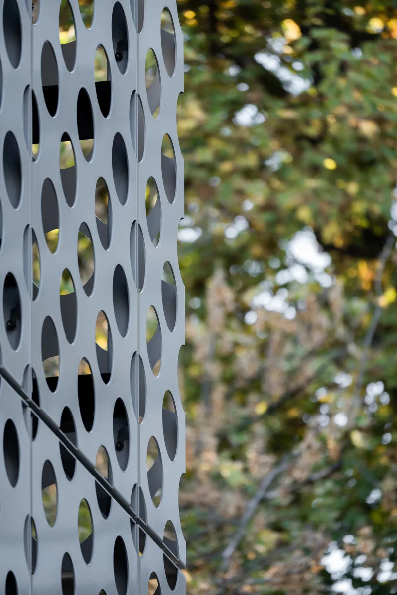 Detailaufnahme des perforierten Metallblechs der Fassade
