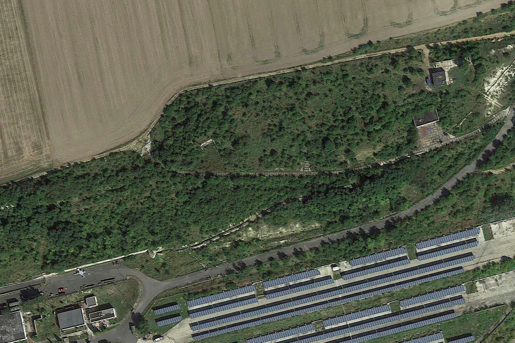 Auf einem ehemals militärisch zur Flugabwehr genutzten Areal bei Prag liegt das Tierkrematorium.