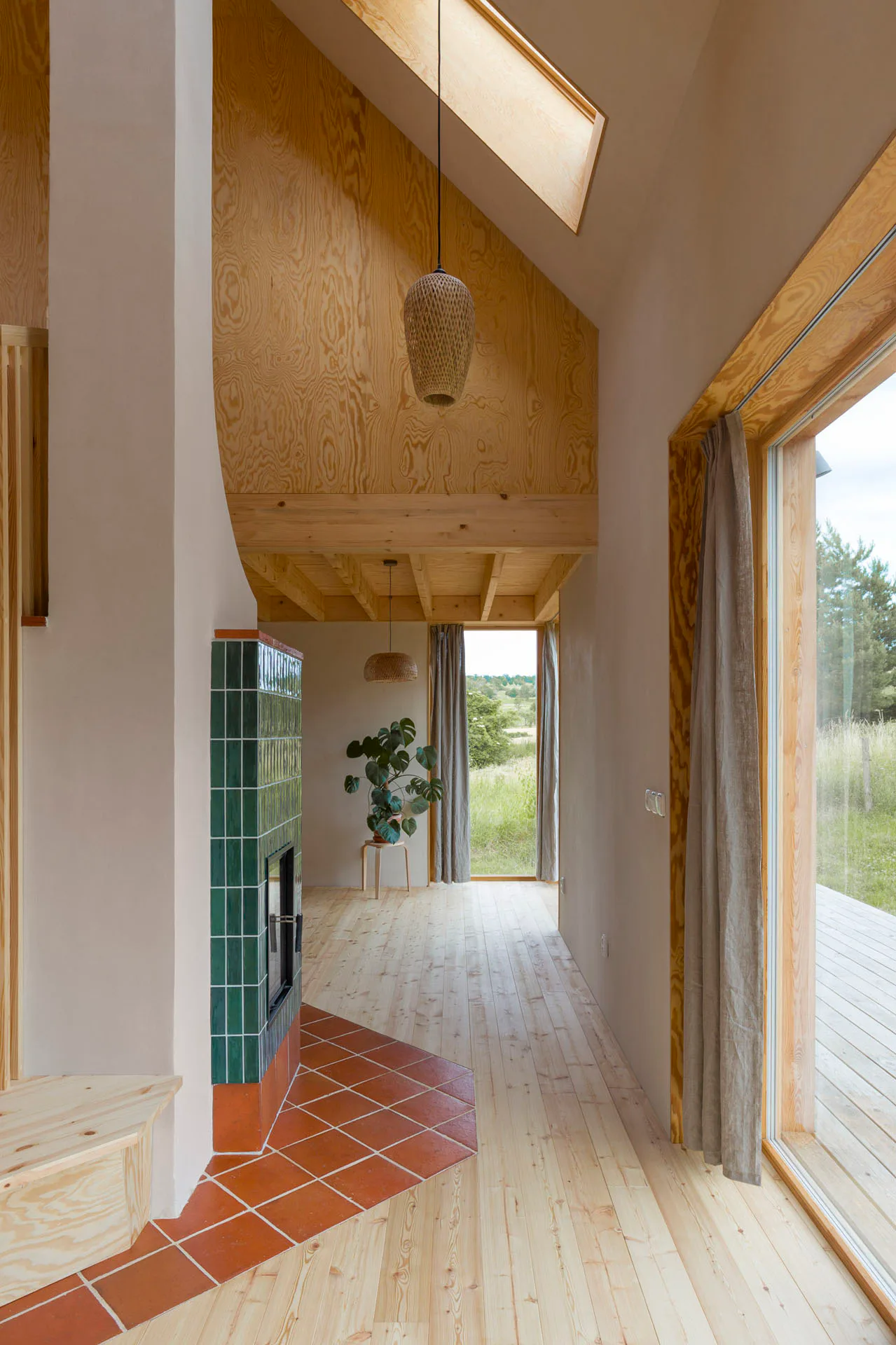 Holz, Lehmputz und Terrakottafliesen dominieren die Innenräume.