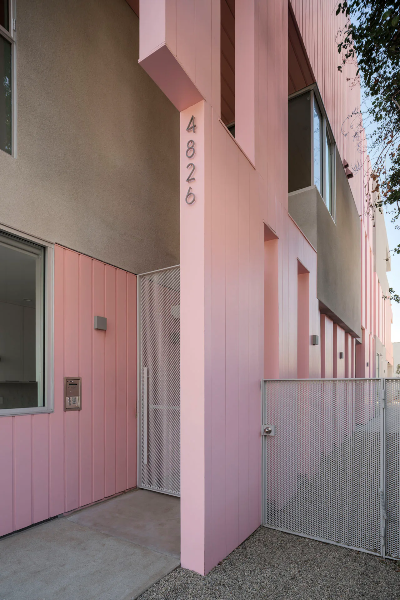 Eingang des Wohnungsbaus Axolotl in Los Angeles