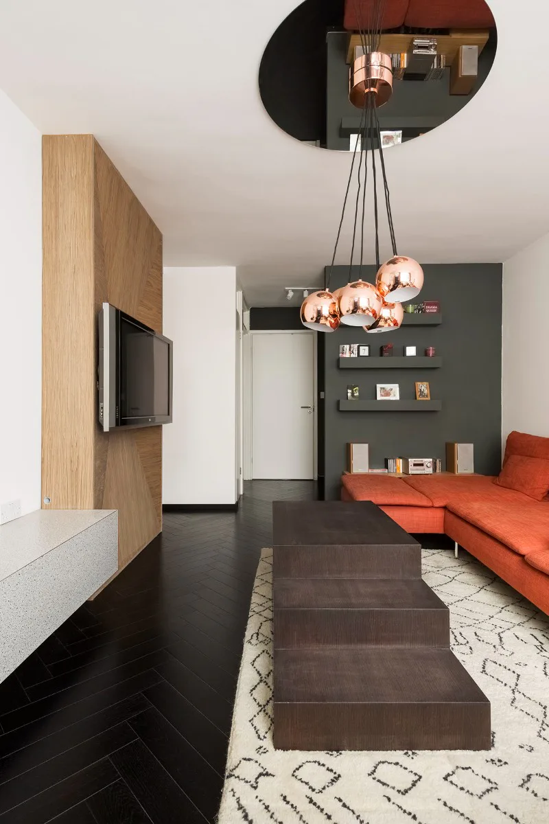 Loungeartiger Wohnbereich mit rotem Sofa