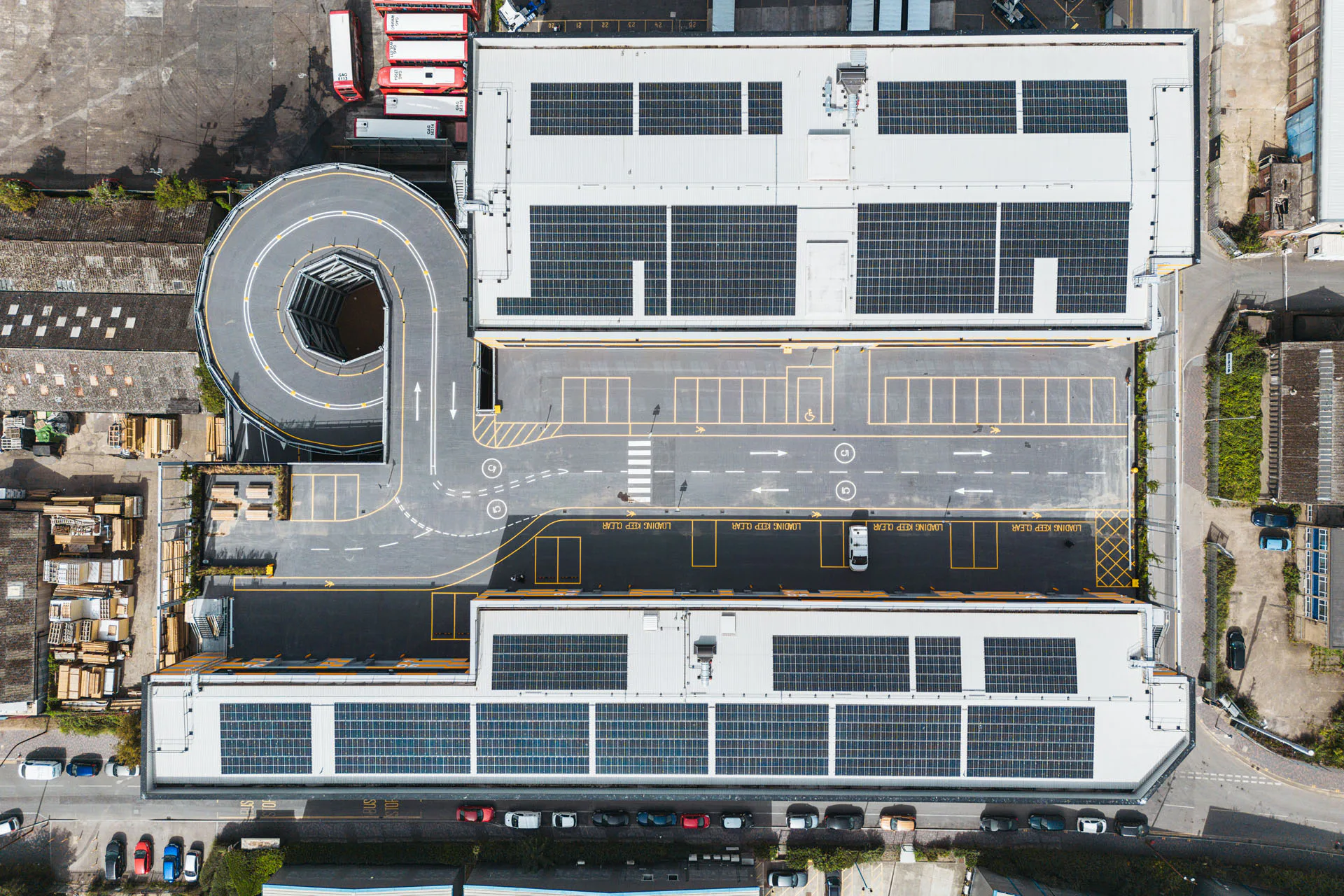2000 m² Photovoltaik liefern 297 kWh Strom im Jahr.