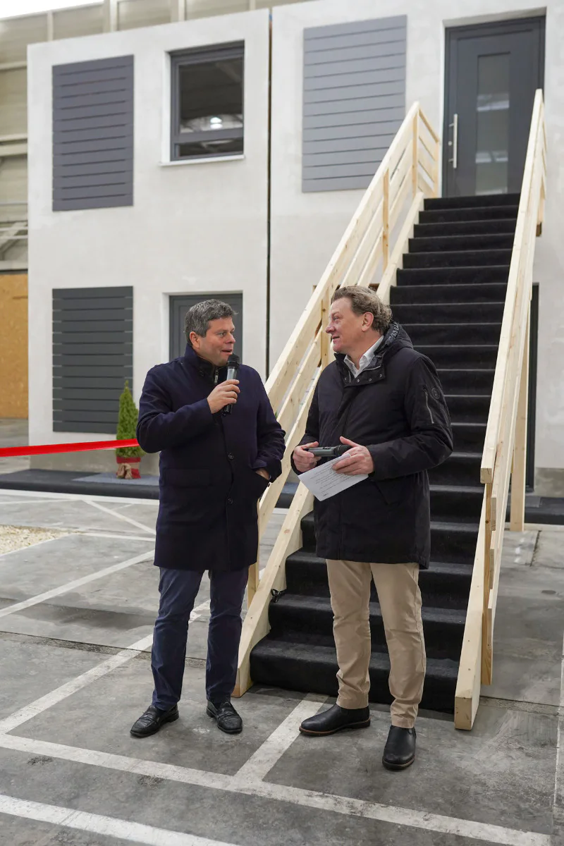 Geschäftsführer Thomas Bader und Projektleiter Stefan Gruber bei der Vorstellung der Ziegelmodule im Dezember 2023 in Pfeffenhausen.