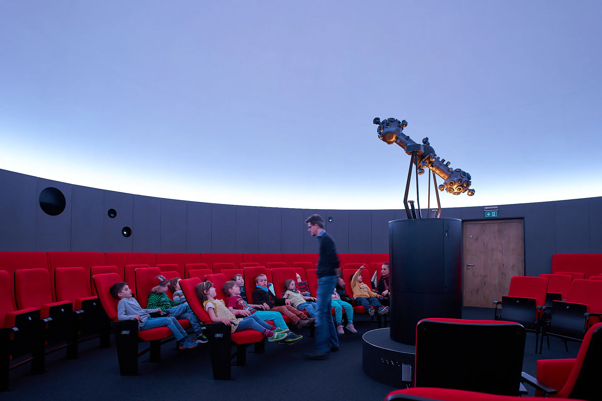 Der Sternensaal ist mit moderner Fulldome-Projektionstechnik ausgestattet.