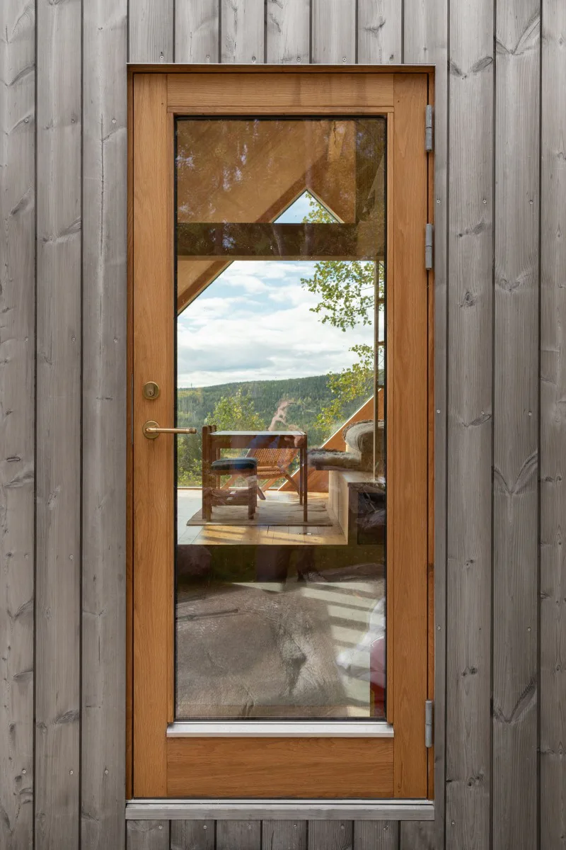 Eingang der kleinen Wohnhütte