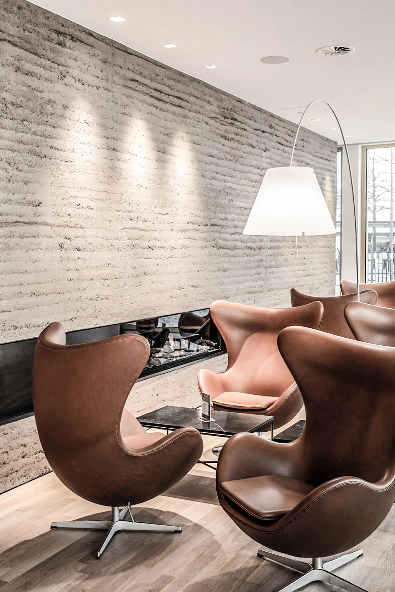 Braune Ledersessel von Arne Jacobsen