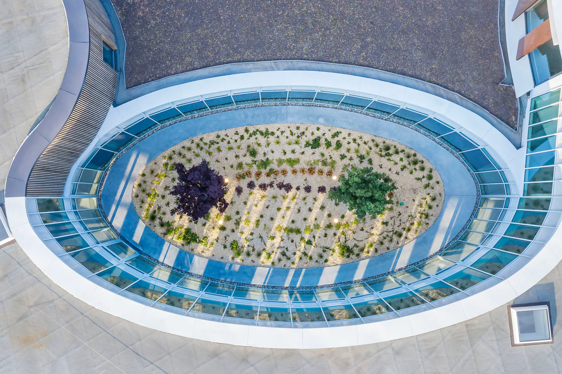 Die begrünte Terrasse dient als ruhiger Rückzugsort.