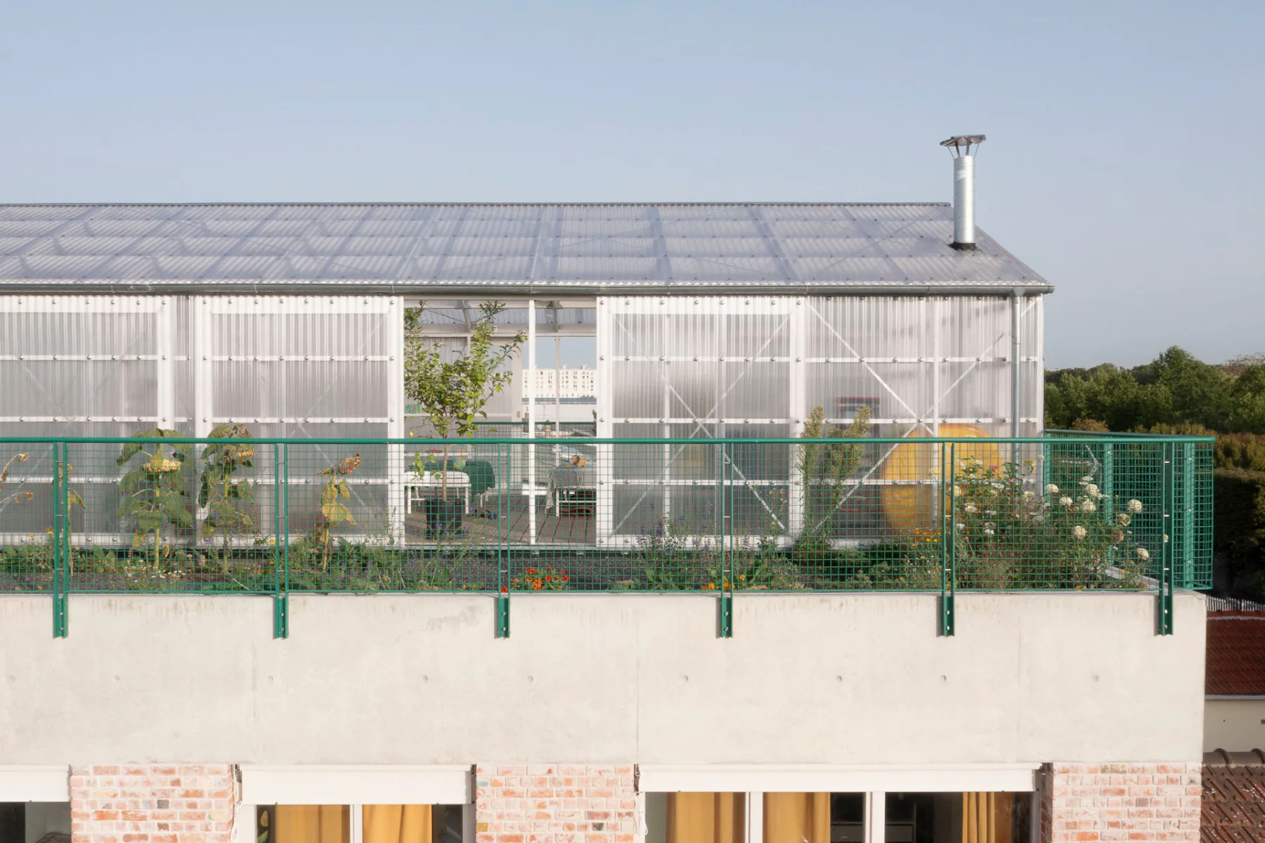 Auf dem Dach befindet sich ein überdachter Gemeinschaftsraum mit angrenzendem Gartenbereich.