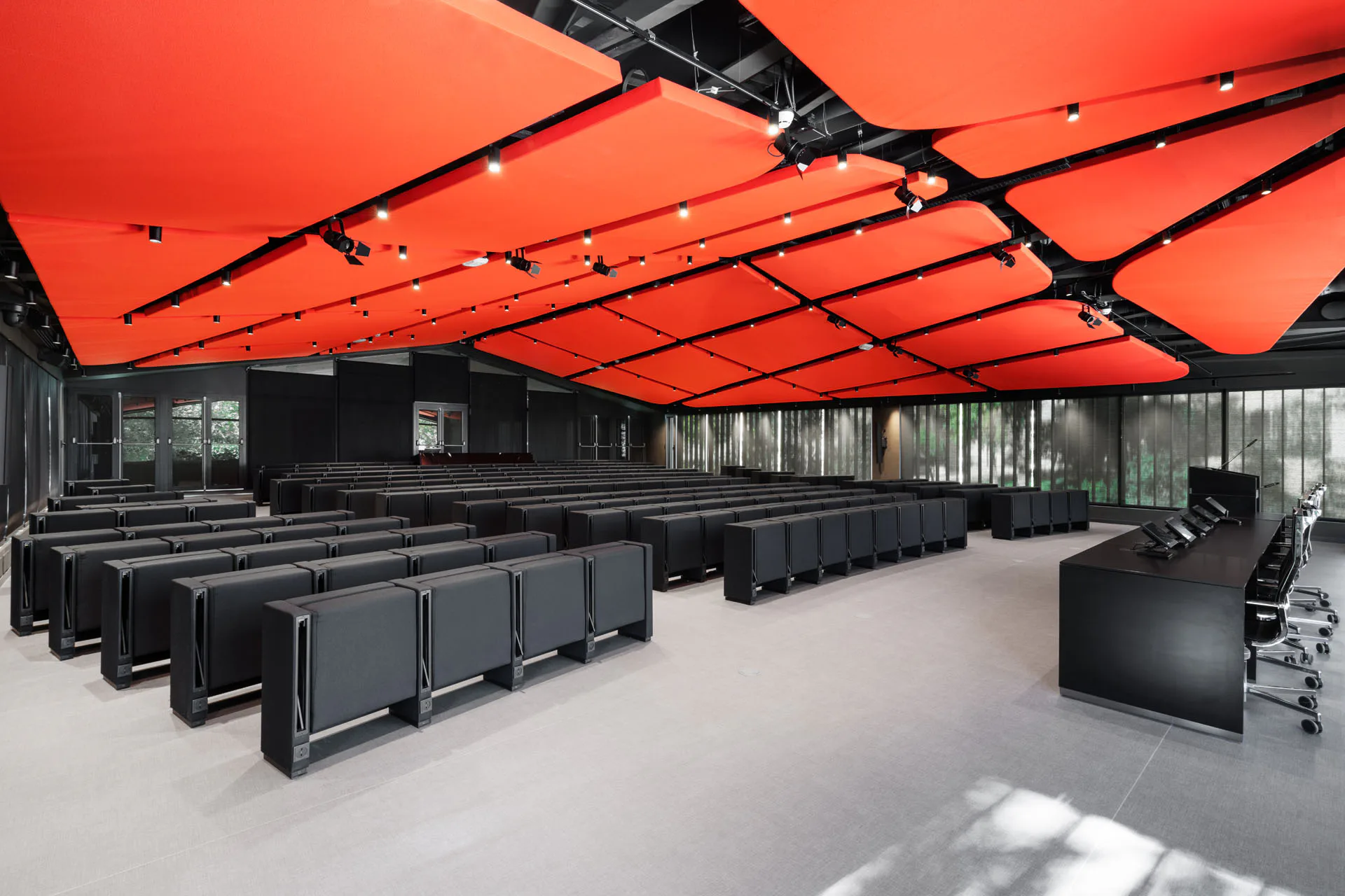 Die Akustikpaneele des Amphitheaters leuchten in prägnantem Rot.