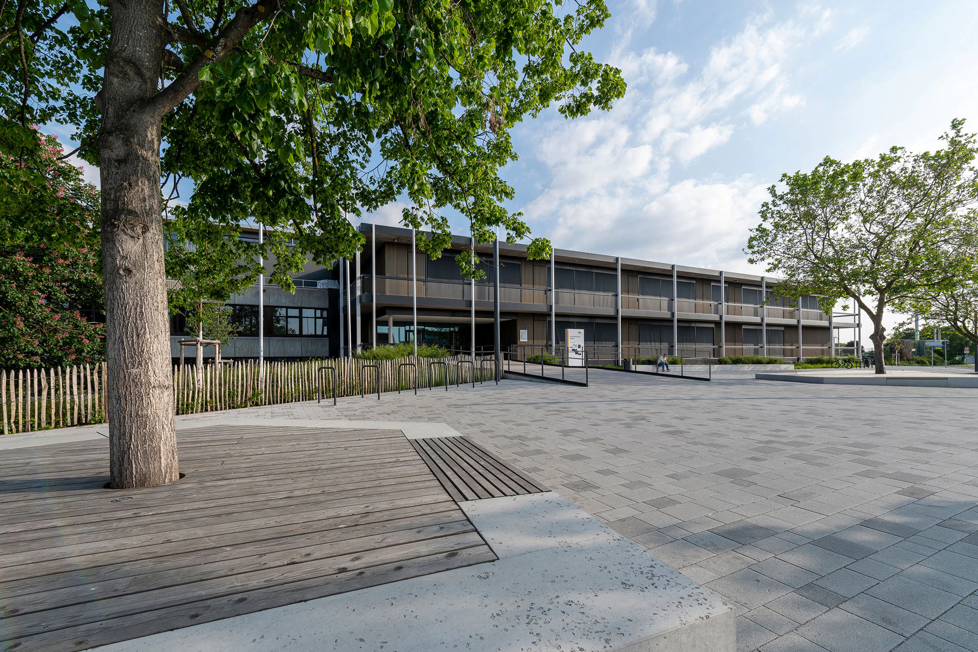 Der neue Haupteingang des Faust-Gymnasiums liegt direkt an der Zufahrt mit Bushaltestelle.