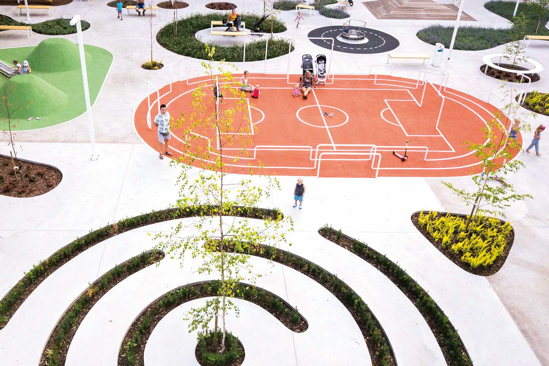 Der Park bietet umfangreiche Spiel- und Sportbereiche.