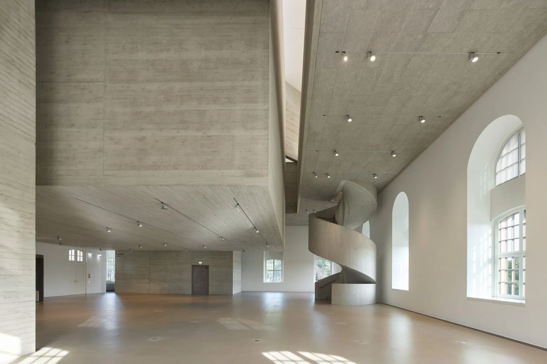 Nieto Sobejano ließen das historische Gebäude komplett entkernen und gaben ihm ein neues Innenleben aus Sichtbeton.